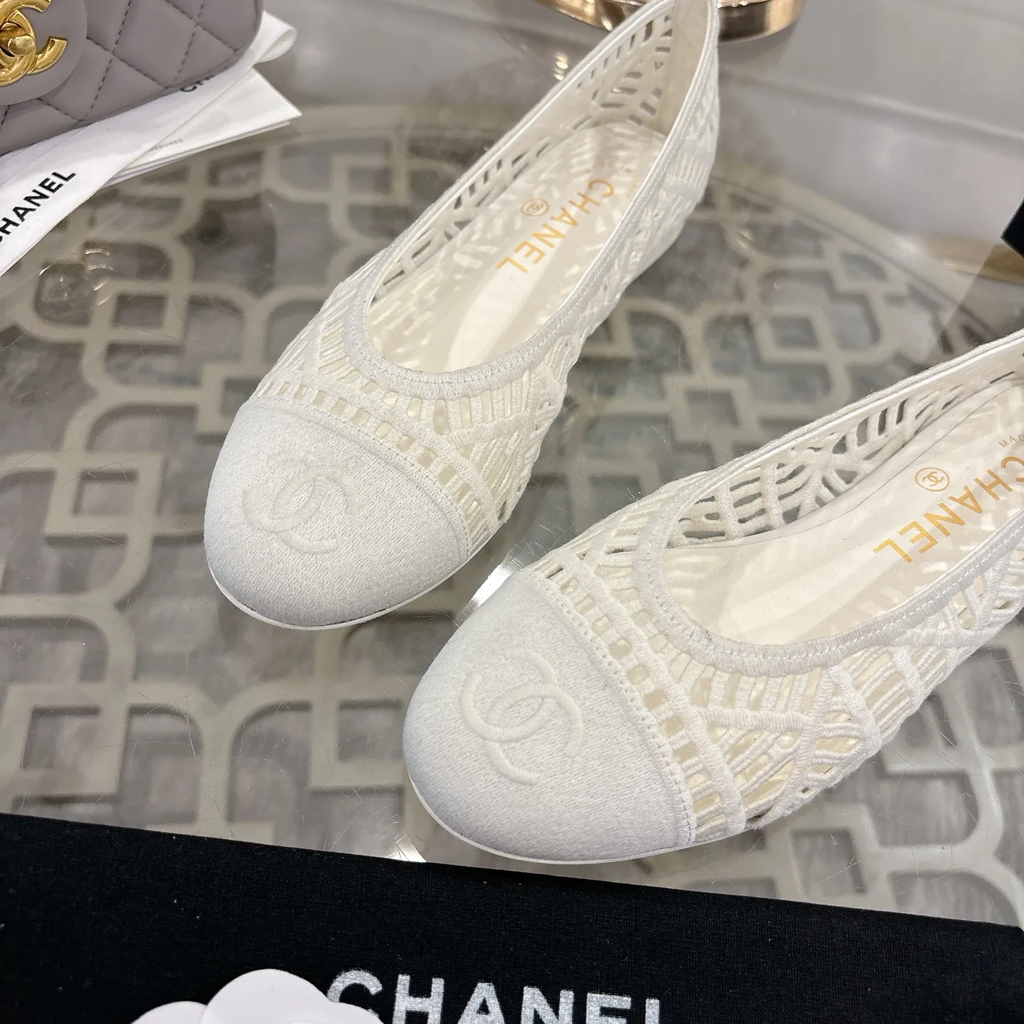 👟👟Ex-factory price 520👟👟 Chanel 25SS finally comes out with woven ballet shoes‼ ️ Shoes worthy of their own article, I have to say that they are finally waiting for you! So elegant and chill. Wear it in the summer to enjoy the breeze and walk on the street. Round square toe design. Cute and cute~ The appearance is super online. When you wear it, you will feel like a wealthy daughter. I thought it was good-looking. Only when I put it on my feet do I know how easy it is to wear~ Upper: Exclusive custom-made mesh (comfortable and breathable) Foot pad: Sheepskin Outsole: Genuine leather sole imported from Italy Size: 35-39 (customized at 40.41.42)